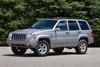 Jeep Grand Cherokee fra 1998 – den amerikanske regering bad I juni 2013 Chrysler om at tilbagekalde flere forskellige modeller på grund af brændstoftanke, der kunne lække ved påkørsel bagfra.