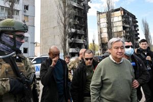 FN's generalsekretær besøger byer nær Kyiv, hvor Rusland anklages for at have begået krigsforbrydelser.