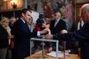 Emmanuel Macron afgiver sin stemme ved præsidentvalget. Foto: Eric Feferberg/AP