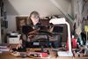 Nina Smith, professor ved Institut for Økonomi, Aarhus Universitet, til interview om ligestilling og moderskab i et samfundsøkonomisk perspektiv. Nina Smith tjekker sine mails. Foto: Mads Frost