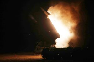 Sydkoreas og USA's militær har affyret fire missiler, hvoraf et fejlede og skabte panik i en sydkoreansk by.
