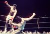 Kampen mellem bokseren Mayweather og kampstportsudøveren Conor McGregor er spektakulært - og en sådan kombi er ikke siden bokseren Muhammad Ali i 1976 mødte den japanske wrestler Antonio Inoki, der udviklede sig til en regulær farce. Foto: picture-alliance/dpa/AP Images