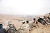 Syriske soldater spejder mod oldtidsbyen Palmyra, som indtil for nylig var kontrolleret af IS. Det er et åbent spørgsmål hvad danske jægersoldater skal gøre, hvis de tilbageholder modstandere på slagmarken i Syrien.
