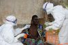 Sundhedspersonalet skal være fuldstændig dækket ind, når de behandler ebola-ofre. Selv berøring med sved kan smitte. Selve behandlingen er også begrænset til at forebygge følgesygdomme.