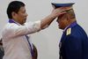 Præsident Rodrigo Duterte (t.v.) udnævnte for nylig Ronald dela Rosa til ny chef for Filippinernes nationale politi. Han er nu i gang med at undersøge, om betjente har begået overgreb. Arkivfoto: Aaron Favila/AP