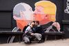 En alliance mellem Donald Trump og Vladimir Putin får mange forskellige kommentarer med på vejen – ikke kun i USA. I Litauen har indehaver af restaurant Keule Ruke, Dominykas Ceckauskas, bedt kunstneren Mindaugas Bonanu om at sætte billede på den mulige russisk-amerikanske alliance. De to besegler her aftalen med et kys. Arkivfoto: Liutauras Strimaitis