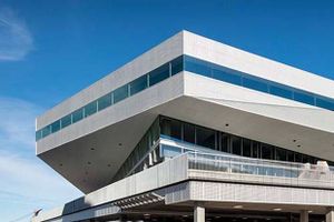Dokk1 er et internationalt berømt eksempel på en bygning, der har mange andre funktioner end bogudlån, og eventet foregår meget passende her. Pressefoto