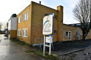 En hadprædikant fra Kuwait er den første mand på en ny liste, der gør det forbudt at modtage store pengebeløb fra vedkommende. En førende ekspert peger nu på, at der kan være en forbindelse til et islamisk center, som den stærkt kontroversielle Grimhøj-moské drømmer om at bygge.