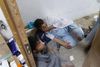 Patienter og personale fra Læger uden Grænser søger dækning under angrebet på organisationens hospital i Kunduz, hvor mindst ni ansatte fra Læger uden Grænser blev dræbt, mens 37 blev hårdt kvæstet, af dem 19 ansatte. Ifølge Læger uden Grænser er ingen danskere udsendt til Kunduz. Foto: AP