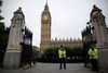 Britisk politi har travlt med at afværge terrorplaner og bevogte bl.a. offentlige bygninger som her parlamentet i London. Arkivfoto: Matt Dunham/AP