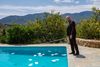 Filosof Anders Fogh Jensen foran swimmingpoolen tilhørende refugiet "Jardín de los limones" i Andalusien, hvor der på denne dannelsesrejse blev afholdt kurser i moderne litteratur. Foto: Rasmus Palludan