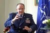 Ruslands tropper nær den ukrainske grænse kan rykke på mindre end 12 timer, siger Natos øverste general, Philip Breedlove. Foto: Remy de la Mauviniere/AP