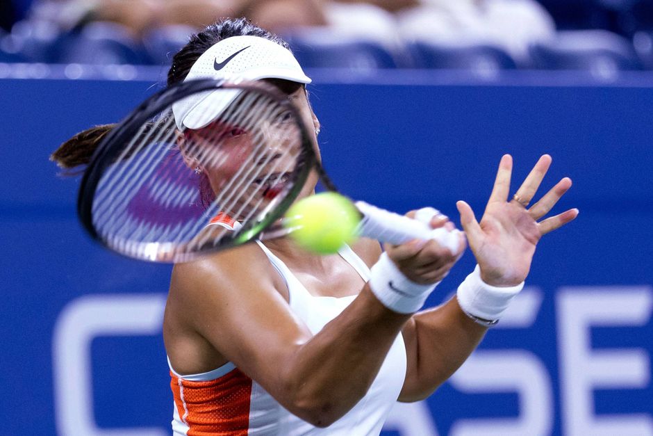 Både Emma Raducanu og Naomi Osaka blev slået i første runde af US Open. Nadal vandt trods sættab.