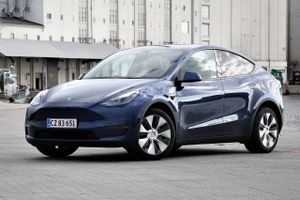 Test: At dømme efter travlheden hos forhandlerne kan vi godt vænne os til, at der kommer til at køre mange Tesla Model Y ud de kommende måneder. Og kunderne vil næppe fortryde købet, er konklusionen efter den første test, selvom prisen er ret høj. 