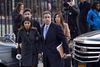 Michael Cohen ankommer til retten ledsaget af familiemedlemmer. Foto: Craig Ruttle/AP