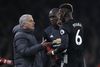 Jose Mourinho tager en snak med Paul Pogba og Romelu Lukaku. Manchester United-manageren afviser, at Paul Pogba er til salg. Foto: Kirsty Wigglesworth/AP