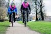 Laila Hünersen (t.v.) og Maria Bornak i spurt langs Hillerødmotorvejen.