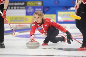 Det er ikke gratis at spille curling, selv om du kan kalde dig landsholdsspiller, men trods fuldtidsarbejde og mange sociale og økonomiske ofre har skipper Madeleine Dupont og holdkammeraterne valgt at blive ved til vinter-OL i 2026.