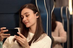 Det vrimler frem med helt nye trådløse in-ears, så der skal noget til at skille sig ud fra mængden. Sony gør en solid indsats med WF-1000XM3. Når det gælder features, er det i hvert fald et af de absolut mest velforsynede.