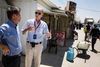 Generalsekretæren i Dansk Flygtningehjælp Andreas Kamm besøger hovedgaden ”Champs-Élysées” i Zaatari flygtningelejeren i Jordan. Der opholder sig godt 81.000 i lejren, der er den største i Jordan. Foto: Niels Hougaard