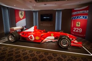 Michael Schumachers mesterskabsbil fra 2003 kostede mere end 100 millioner på auktion i Genève.