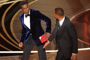 I et Instagram-opslag undskylder Will Smith til Chris Rock og Oscar-akademiet efter lussing under uddelingen.