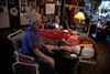 Ægteparret Bodil og Allen Christensen. Han er vaccineret mod covid-19 - det er hun ikke, selv om hun i Sundhedsstyrelsens vaccinationskalender burde have været det. Foto: Casper Dalhoff