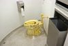 Maurizio Cattelans værk "America" fra 2016, et fuldt funktionelt toilet lavet af 18-karat guld, er blevet omdrejningspunkt i en strid mellem Trump-støtter og Guggenheim. Foto: AP