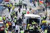 Indtil videre meldes der om tre dræbte og mere end 140 sårede efter bombeangrebene ved Boston Marathon.