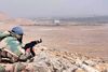 En syrisk soldat går i stilling uden for Palmyra.