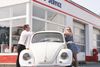 Karina og Tommy Flauensgaard elsker den hvide VW 1200. De har også genskabt Esso-tanken i Sorø. Foto: Anne Beth Witte