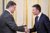 Daværende Nato generalsekretær Anders Fogh Rasmussen hilser på Ukraines præsident Petro Porosjenko under et møde i Kiev tilbage i 2014. Foto: Mykola Lazarenko