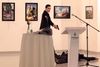 Fotografen fra AP trak i dækning bag en mur, men han var stadig i stand til at dokumentere attentatet på Ruslands ambassadør i Tyrkiet, Andrei Karlov. Foto: Burhan Ozbilici/AP