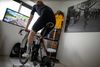 Christian Moberg har taget baghjulet af cyklen og monteret bagstellet på hometraineren. Når han træder rundt, bevæger en figur sig på skærmen. Ligger han sig i læ bag andre ryttere, sparer han kræfter - ligesom i den virkelige verden. Foto: Joachim Ladefoged