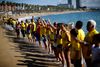 Lokalbefolkningen i Barcelona dannede sidste år en menneskekæde på stranden for at gøre opmærksom på deres bekymring over turisternes indtog. Foto: Manu Fernandez/AP