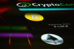 The symbols for Bitcoin and Ethereum cryptocurrency are displayed on a screen during the Crypto Investor Show in London on March 10, 2018. Foto: Bloomberg/Mary Turner