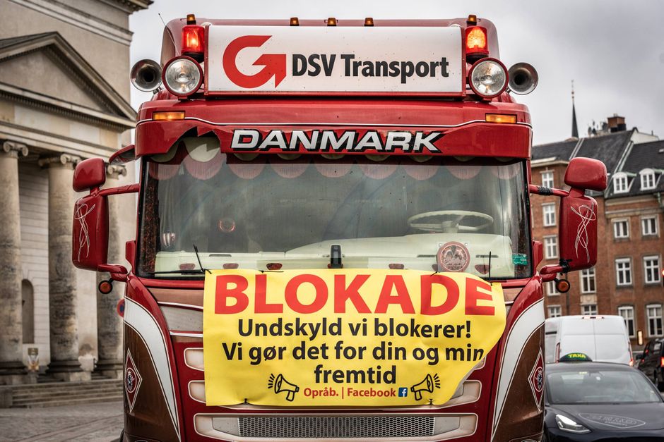 Dansk erhvervsliv skal udvikles, ikke afvikles, står der i klimaloven. Men en ny afgift på lastbiler vil gøre det stik modsatte, lyder kritikken.