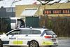 Fire mænd i en bil blev beskudt på Rønbjerg Allé i Hillerød 2. januar. To blev ramt, én døde. Her efterforsker politiet dagen efter drabet sagen ved Bandidos' klubhus på Industrivænget, som ligger nær gerningsstedet. En bandidosrocker er fængslet i sagen. Foto: Keld Navntoft/Ritzau Scanpix