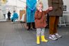 Testcenter Fælledparken. Forældre med børn som er under mistanke for at have corona-virus er uafklaret om de skal møde på arbejde eller blive hjemme og se efter børnene. Far med datter: Torben Hasling Riemer Karla Hasling Riemer Foto: Gregers Tycho