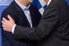 Europa-Kommissionens præsident Jean-Claude Juncker, t.h., byder den nyvalgte græske premierminister Alexis Tsipras velkommen til Bruxelles.