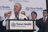 I alt i fire dage, mens ebola var i udbrud, boede en liberianer hos familie i Dallas. Sundhedsmyndighederne i Texas forsøgte torsdag at berolige med, at de har situationen under kontrol, og at risikoen for en spredning af sygdommen er minimal, fordi ebola først smitter i udbrud. Skolerne blev rengjort, men ikke lukket, og en ambulance blev taget ud af drift.