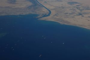 Tidligt torsdag morgen stødte et skib på grund i Suezkanalen i Egypten.