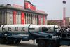I dag har Nord-Korea et nærved komplet atomvåbenprogram. Dette ballistiske missil, angiveligt til brug fra ubåd, blev vist frem i en parade, som hyldede bestefar Kim Il-sungs 105 års fødselsdag. Foto: AP