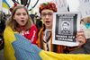 To piger af ukrainsk herkomst, Sofijka Piazza (t.h.) og veninden Jillian, under en protest tidligere på måneden foran den russiske ambassade i Washington. Også den russiske historiker Andrej Zubov sammenligner Vladimir Putins fremfærd med Hitlers forud for Anden Verdenskrig. Foto: Manuel Balce Ceneta/AP