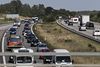Kø på E45. Mange steder på den østjyske motorvej E45 er kapaciteten opbrugt. Alligevel fortsætter bilerne med at strømme til. Formentlig fordi alternativerne er værre. Arkivfoto: Tobias Nicolai