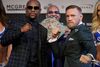 Floyd Mayweather Jr. (tv.) og Conor McGregor skal kæmpe mod hinanden søndag morgen dansk tid. Foto: John Locher