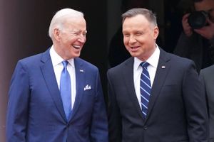 Imens krigen fortsætter i Ukraine, markerede USA's præsident, Joe Biden, lørdag med et besøg i den polske by Warszawa igen enighed om at stå imod Rusland. 