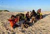 Søren Lyngbjørn og Eddy Lopez samt deres fire filippinske kolleger venter på stranden i Somalia på at blive samlet op af den helikopter, der tog dem om bord på den danske fregat Iver Huitfeldt i Adenbugten. Arkivfoto: Søværnets Operative Kommando