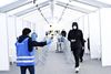 Coronaepidemien er i vækst i Danmark, og det ventes at accelerere den kommende tid, hvor den nye Omikron-variant bliver dominerende, skriver sundhedsminister Magnus Heunicke (S) fra sin isolation på hotel i Bruxelles. Arkivfoto: Philip Davali/Ritzau Scanpix