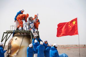 Kinesisk trio var tilbage på Jorden på otte timer i stedet for 28 efter seks måneder i rummet.